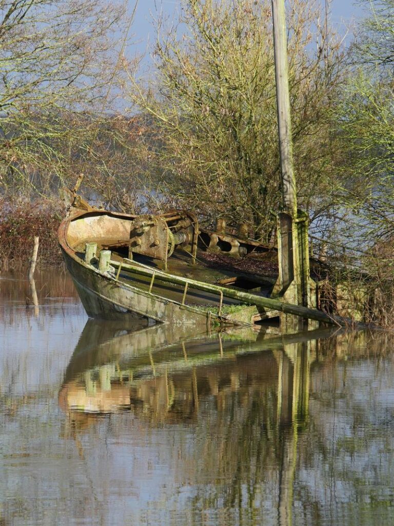 Vieux bateau de pêche échoué à la belle anguille