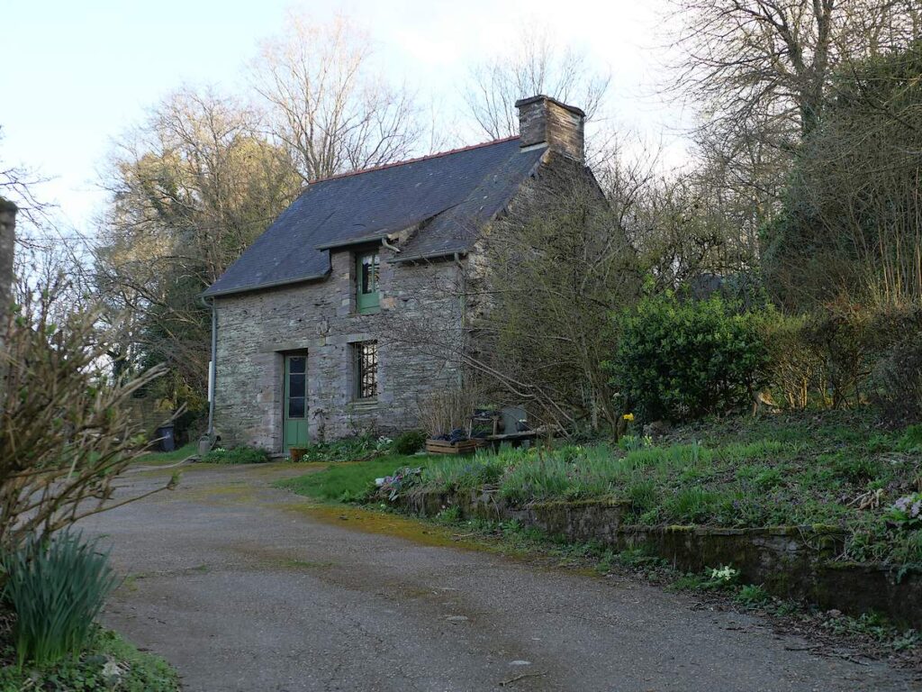 petite maison ancienne village le Chataignier à Saint-Just