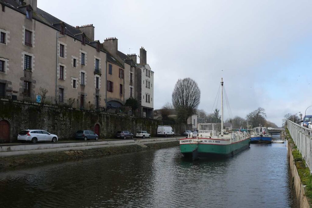 La péniche se met à l'abri des inondations à Redon
