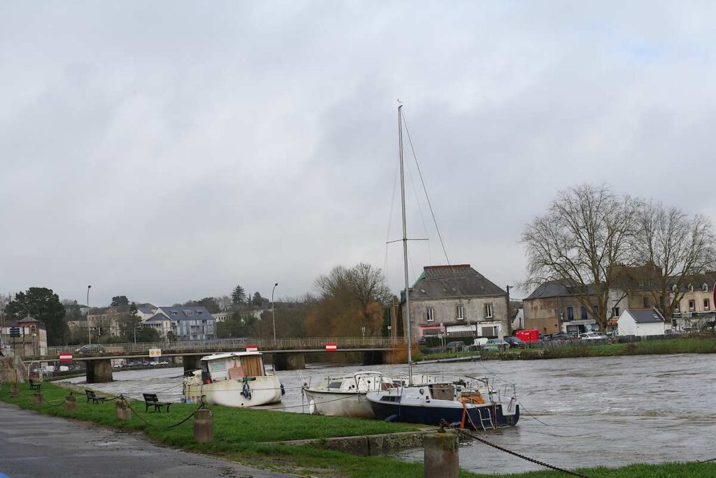 Bateaux à quai à Redon pendant les inondations de 2026