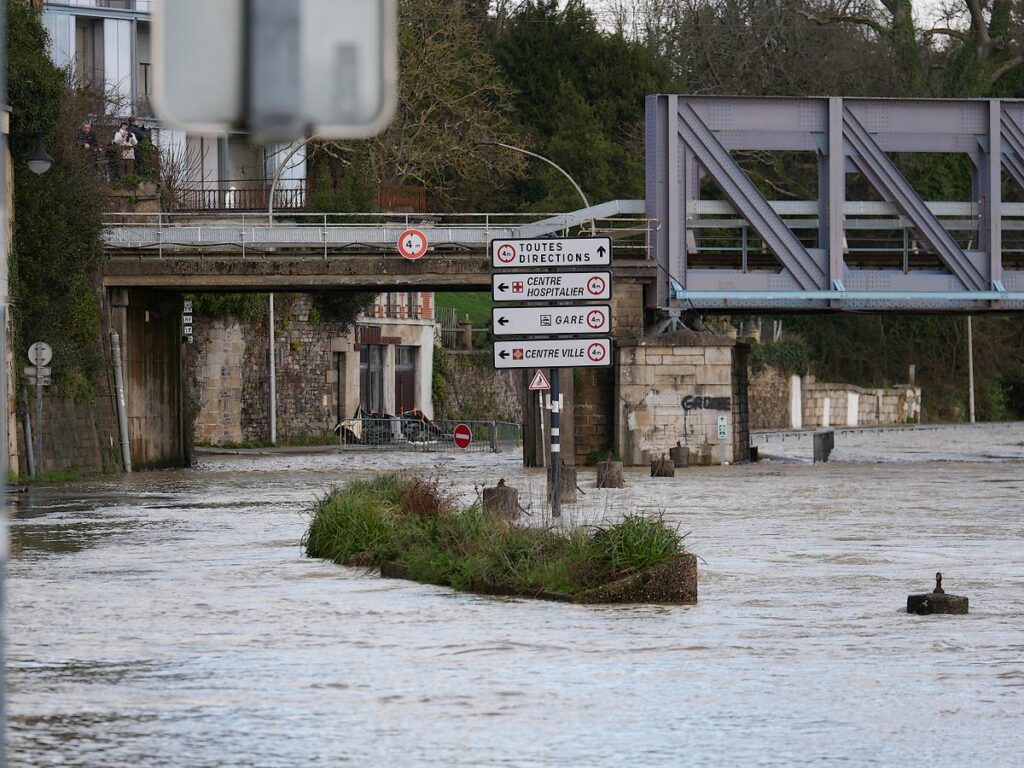 Redon en janvier 2025, crue de la Vilaine. Sous le pont ferroviaire.