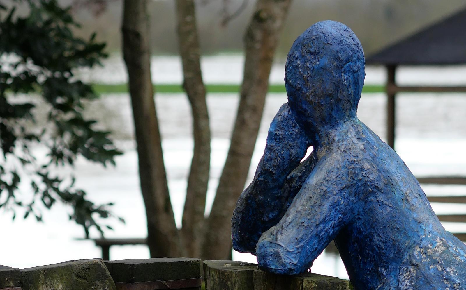 Statue bleue rêvant d&rsquo;évasion