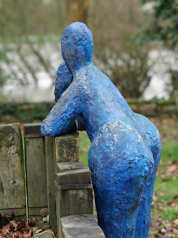 Statue bleue brain sur vilaine devant l'inondation 
