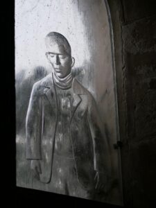 Enfant sur un vitrail de cristal, dans l'abbaye de Saint-Gildas-des-bois