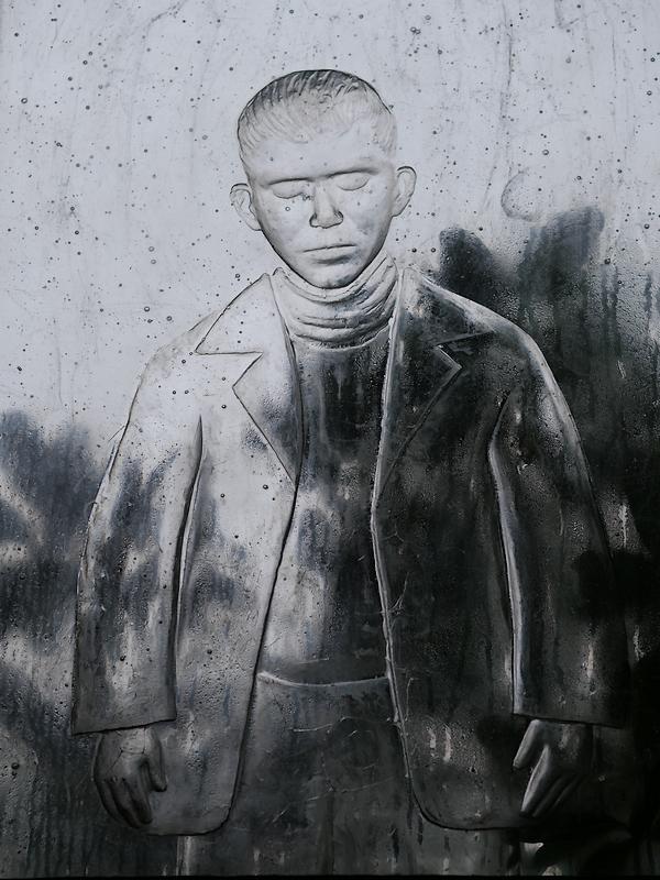 Un enfant de cristal vous regarde avec ses yeux vides