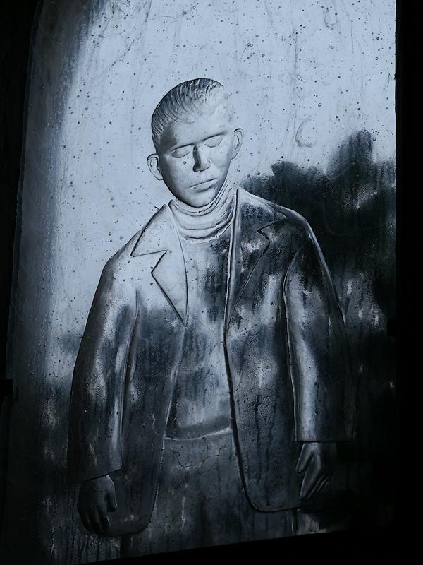 Enfant de cristal figé dans le vitrail de Pascal Convert, dans l'abbaye de Saint-Gildas-des-bois