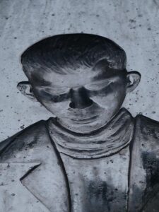 Cet enfant de cristal incline la tête vers vous.