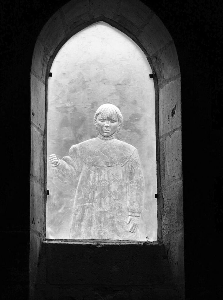 Vitrail de cristal dans une abbaye du 12ème siècle, à Saint-Gildas-des-bois