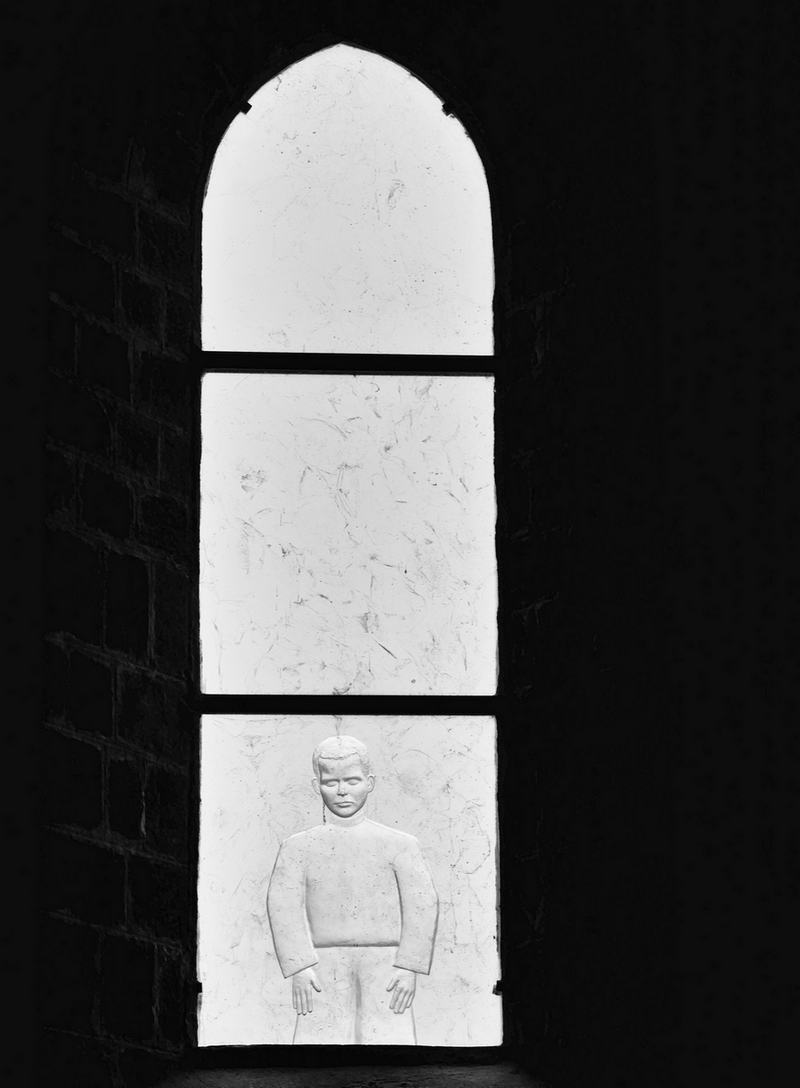 Un vitrail en cristal, représentant un enfant dans l'abbaye de Saint-Gildas-des-bois