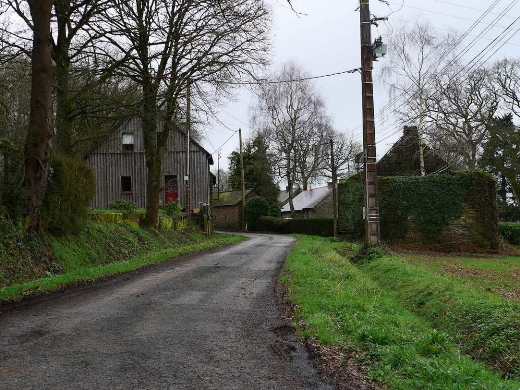 Entrée du village du Chataignier, habitat rural traditionnel