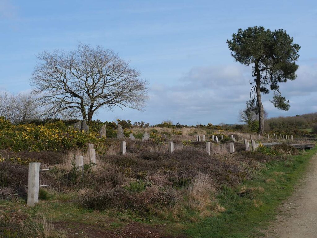 La Croix Saint-Pierre est un ensemble de monuments du site mégalithique de Saint-Just, visible du chemin aménagé