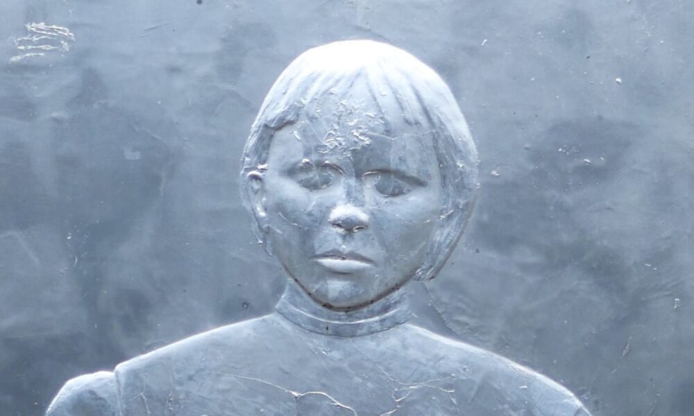 enfant fou Immortalisé dans un vitrail de cristal