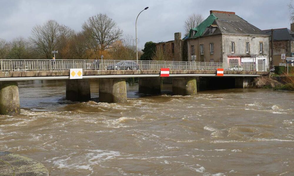 Redon, le pont Saint-Nicolas au dessus d'une Vilaine tumultueuse