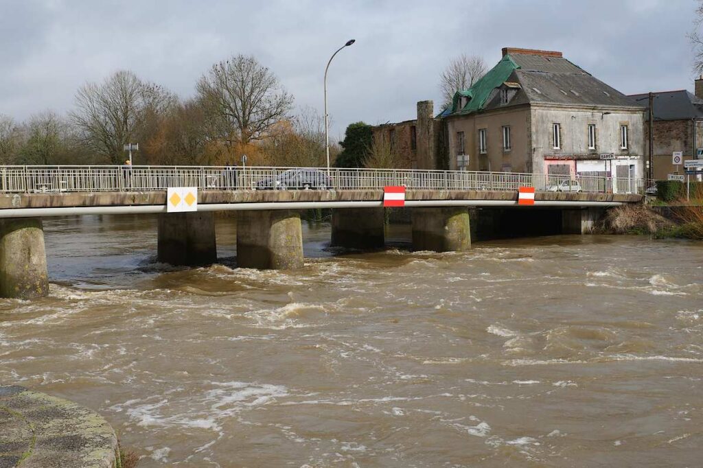 Redon, le pont Saint-Nicolas au dessus d'une Vilaine tumultueuse