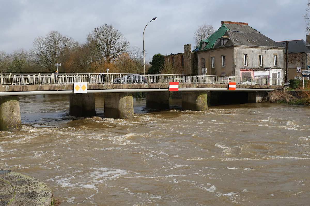 Redon, le pont Saint-Nicolas au dessus d'une Vilaine tumultueuse
