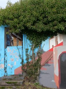 Le transformateur de Saint-nicolas de Redon, friche industrielle couverte de graffs
