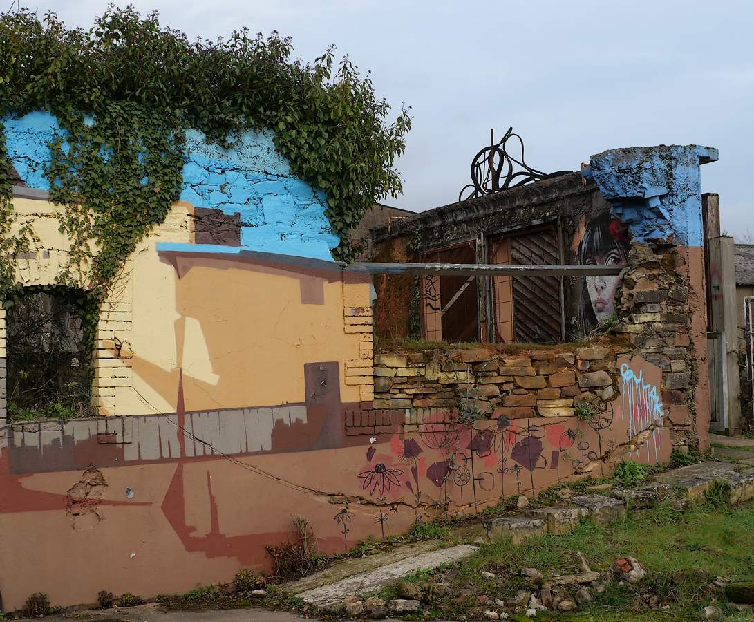 Le transformateur de Saint-nicolas de Redon, friche industrielle couverte de graffs