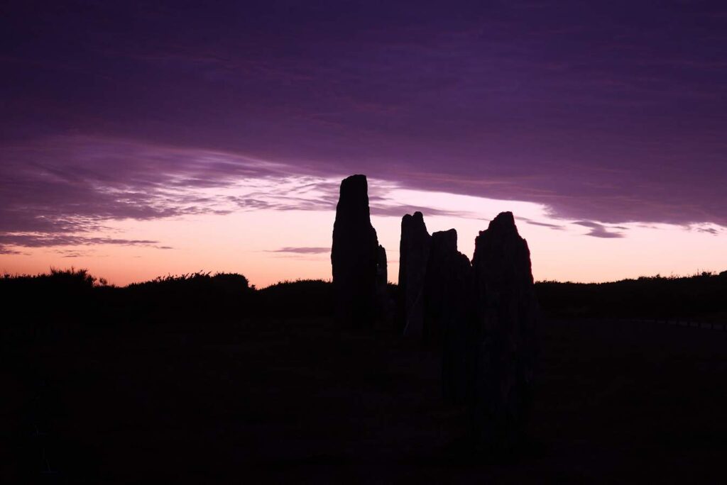 Saint Just, Alignements du Moulin: les menhirs au coucher du soleil