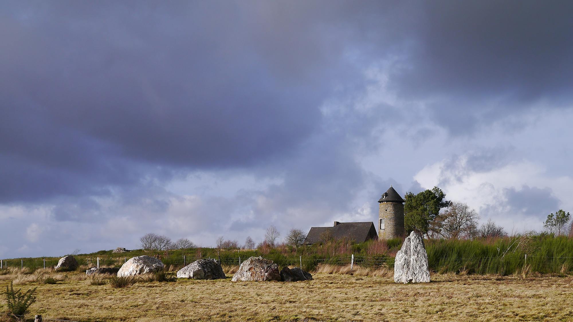 Saint Just, file nord Alignements du Moulin sous un ciel orageux