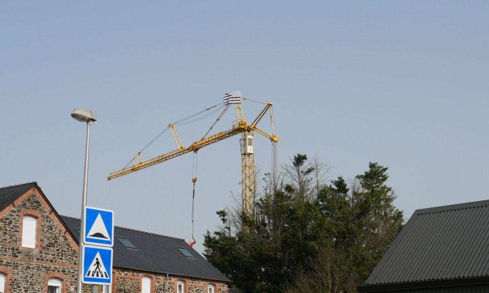 Drapeau breton flottant au sommet d'une grue à Guipry-messac