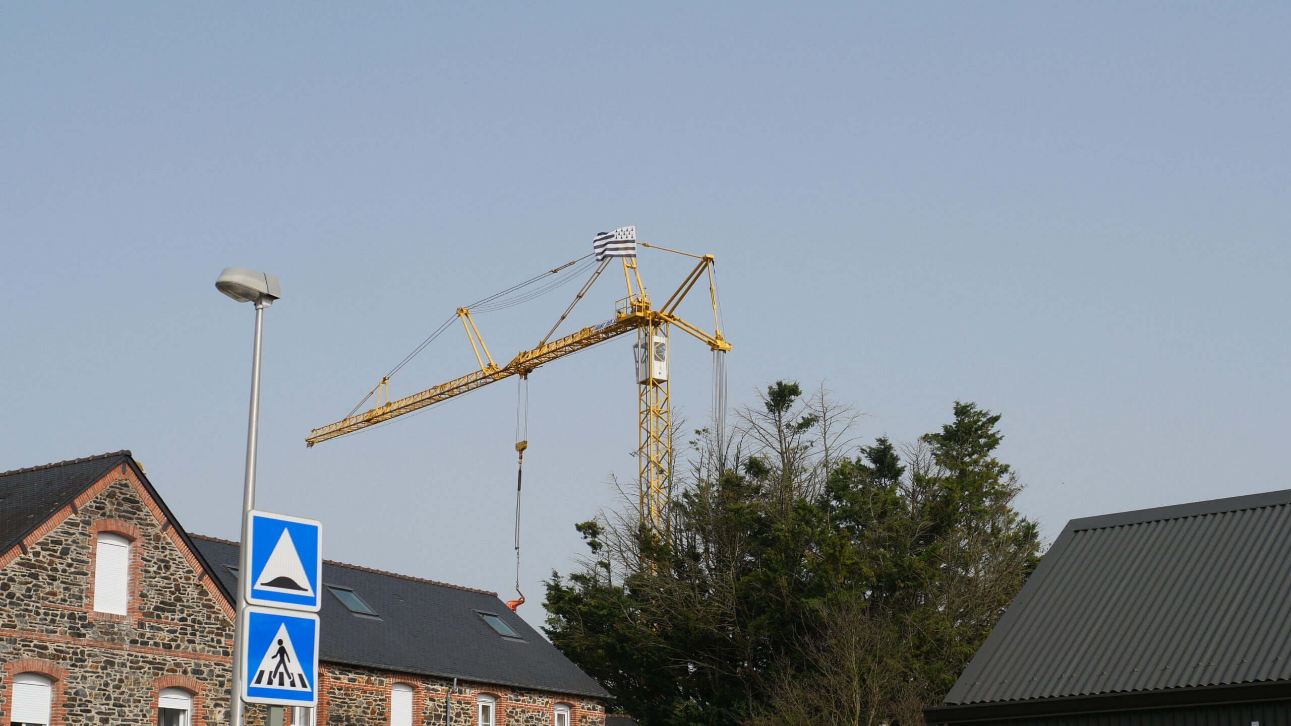 Drapeau breton flottant au sommet d'une grue à Guipry-messac