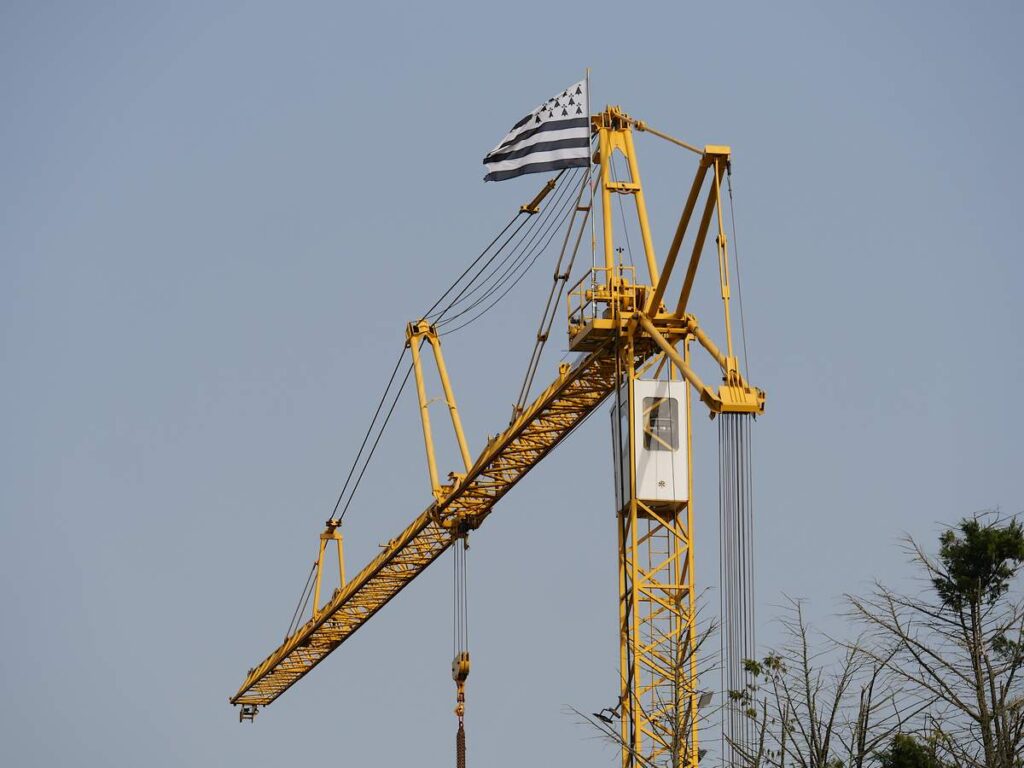 Drapeau breton sur une grue