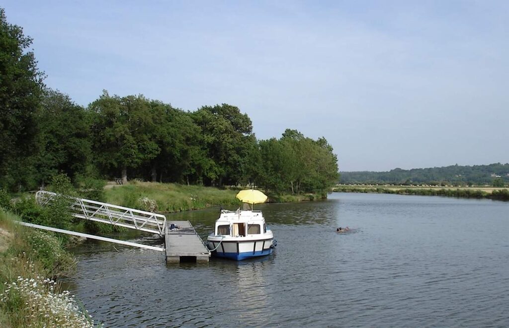 bateau amarré à la halte nautique du Grand Pas, à Ste Marie