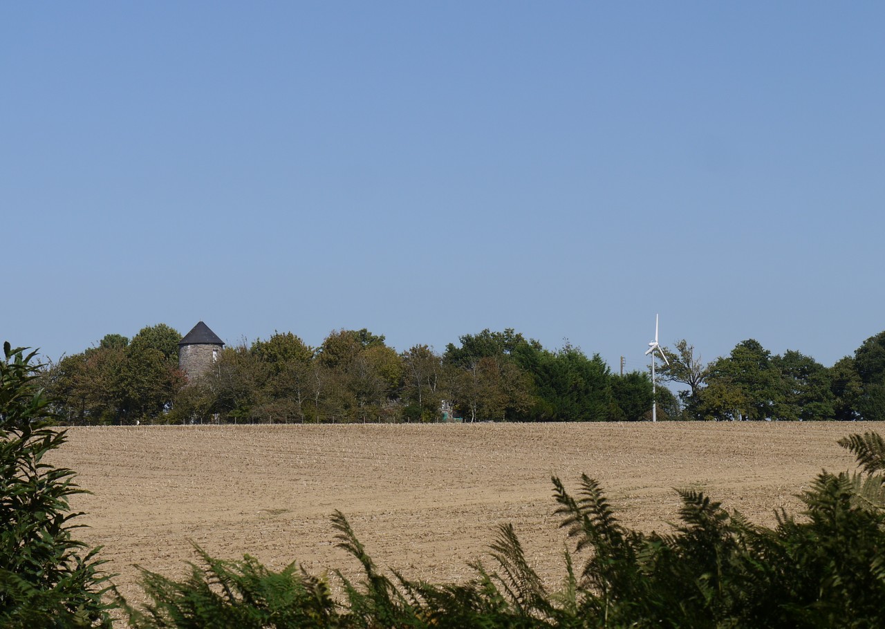 l'éolienne et le moulin à vent de Tertre aux DANETS en 2011, à Pipriac