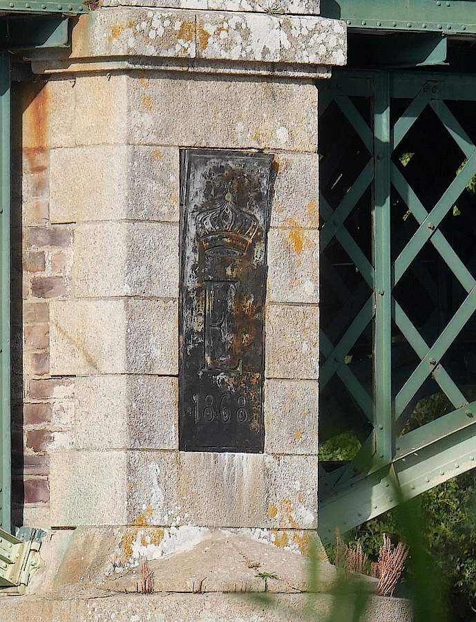 Pilier du Pont de Port-de-Roche, le E de Eugénie