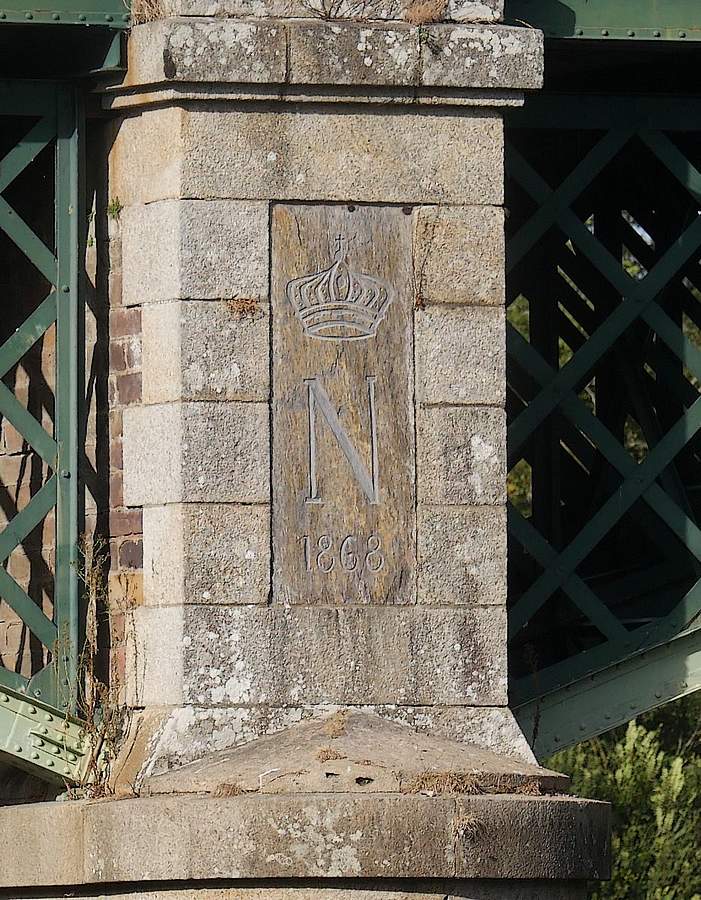 Pilier du Pont de Port-de-Roche, le N de Napoléon