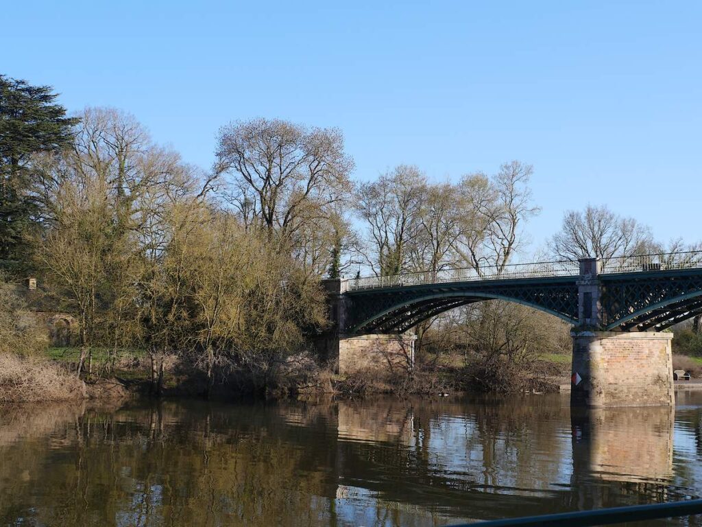 Le port de Langon, à Port de Roche, enjambe la Vilaine, et sépare deux départements