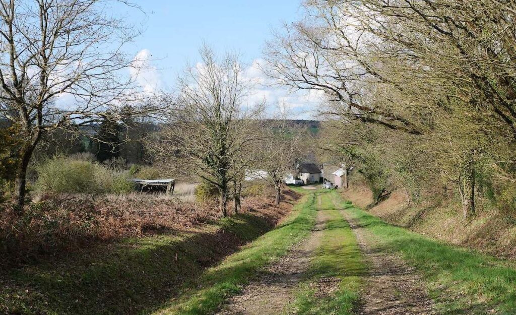 Poubreuil, en descendant le chemin qui vient du site mégalithique