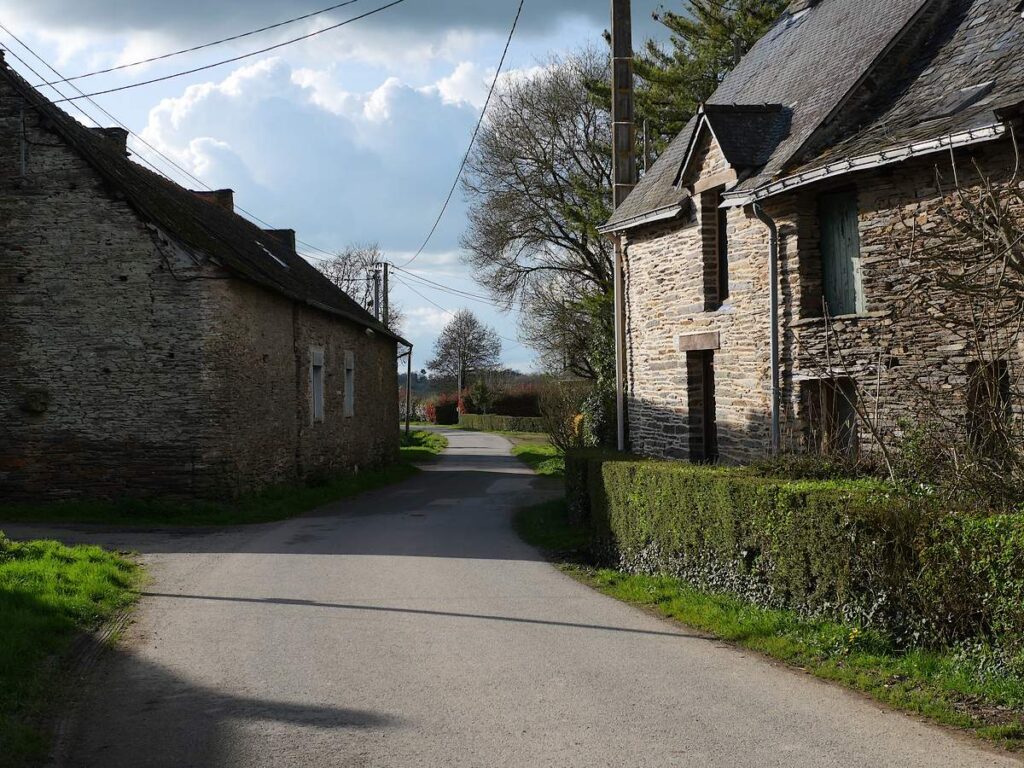 La route qui traverse Poubreuil