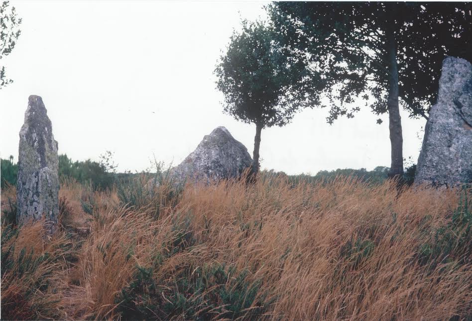 photo de particulier représentant le Le Château-Bû, monument du site mégalithique des Landes de Cojoux, à Saint-just. en 1974