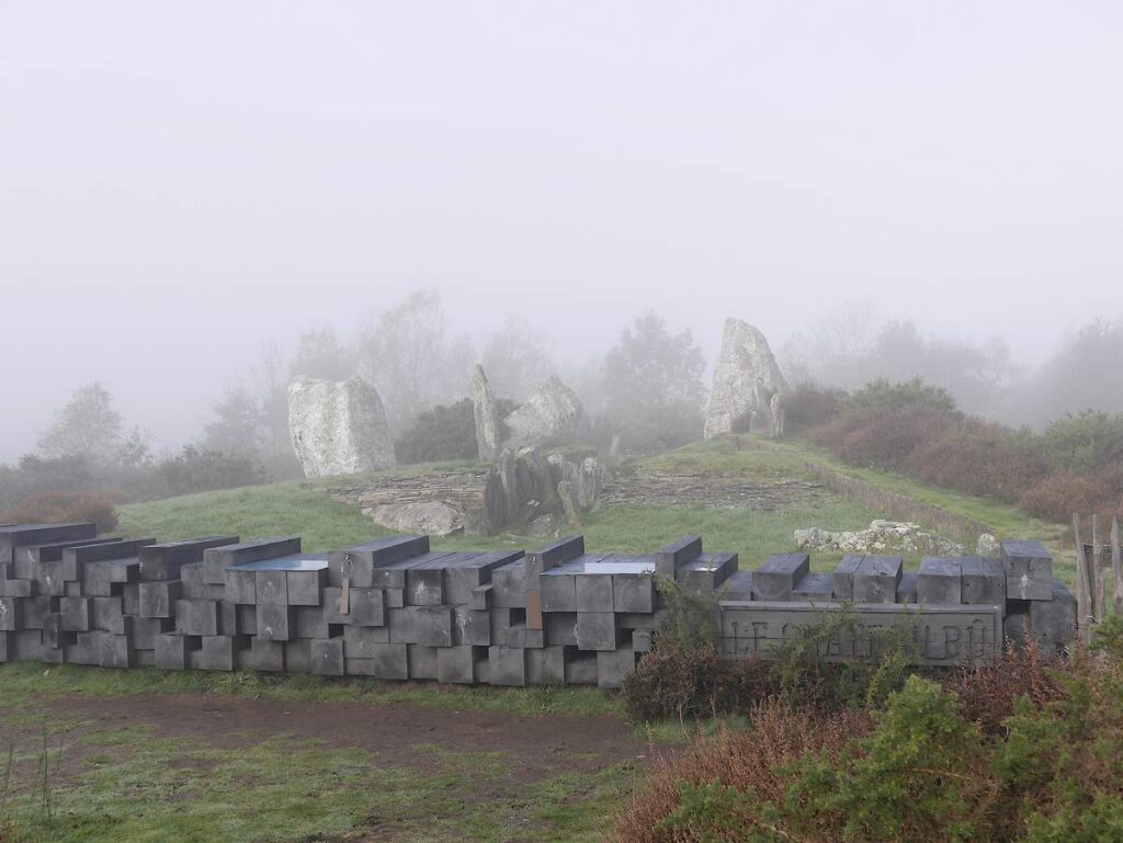 Brûme sur le Le Château-Bû, monument du site mégalithique des Landes de Cojoux, à Saint-just.