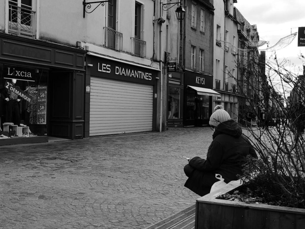 passant solitaire assis sur un banc, Redon