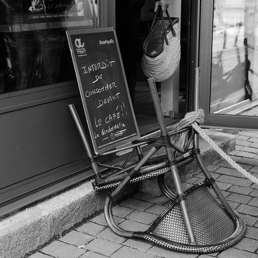 Interdit de consommer devant le café !