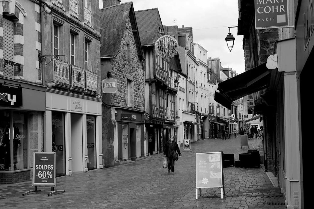 Rares passants dans les rues de Redon.