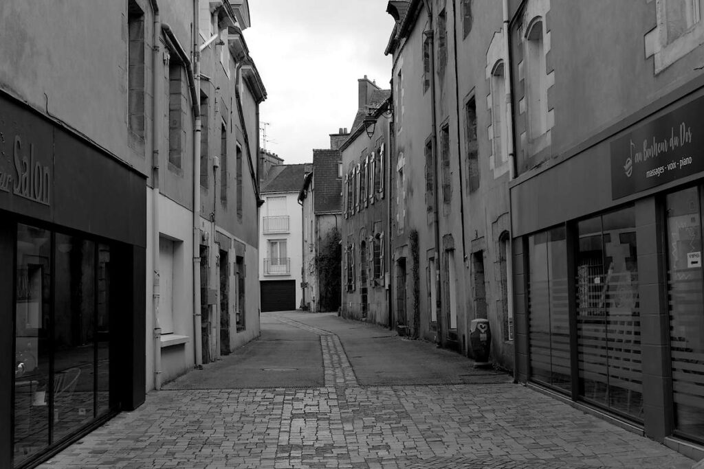 Rue de Redon déserte en raison du confinement du au covid.