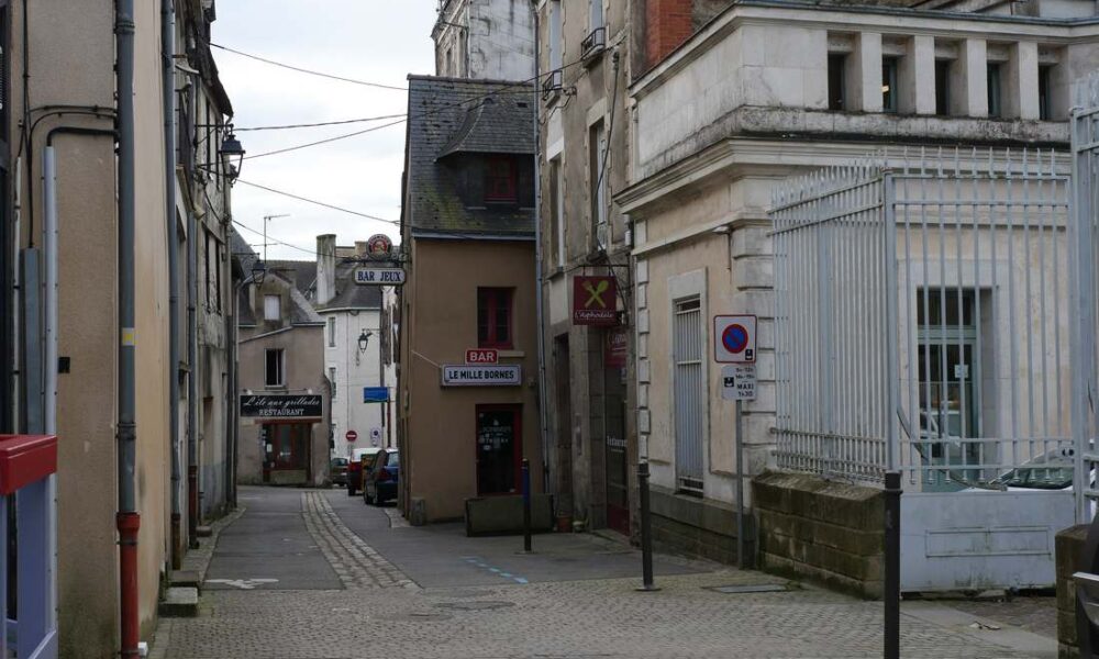 Redon, pendant le confinement covid. Rue déserte et triste