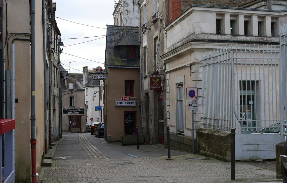 Redon, pendant le confinement covid. Rue déserte et triste