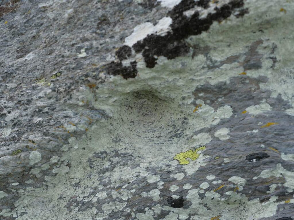 cupule sur le Four Sarrazin à Saint-just