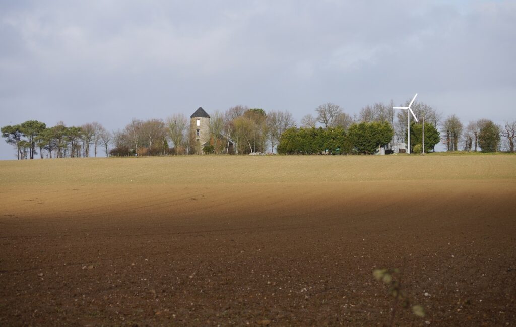 l'éolienne et le moulin à vent de Tertre aux DANETS en 2011, à Pipriac