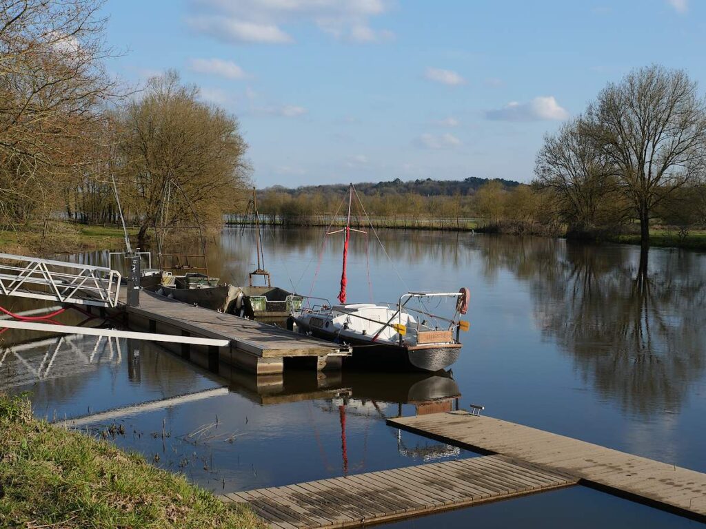 Halte nautique du Pont du Grand Pas, à Sainte-Marie. Il y a quelques bateaux.