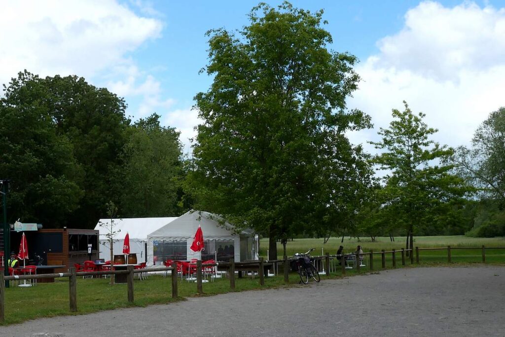 Le restaurant en plein air du Pont du grand pas, à Ste Marie près de Redon. Les tables sont sorties