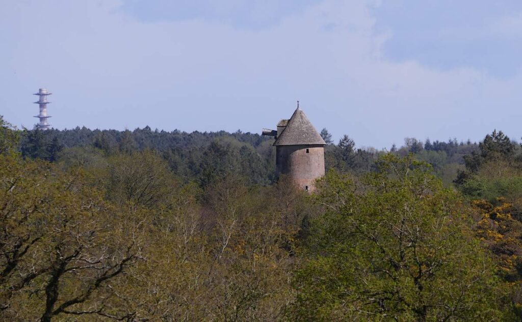 moulin de Renac et tour de Langon au loin.