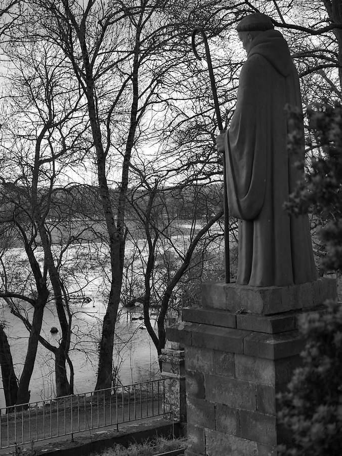 photo en noir et blanc représentant saint benoit devant le marais, à Masserac
