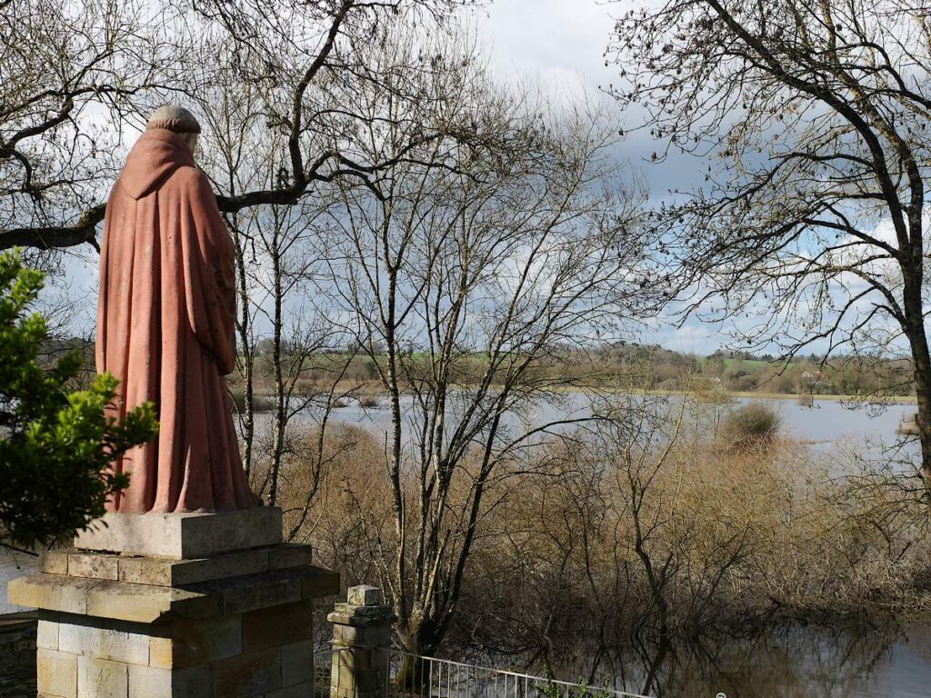 Saint-Benoît contemple le marais, sa mer de Murin, ses crues.