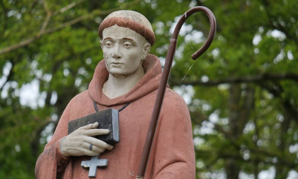 Saint-Benoit, avec sa crosse et sa bible, à l'oratoire de Masserac