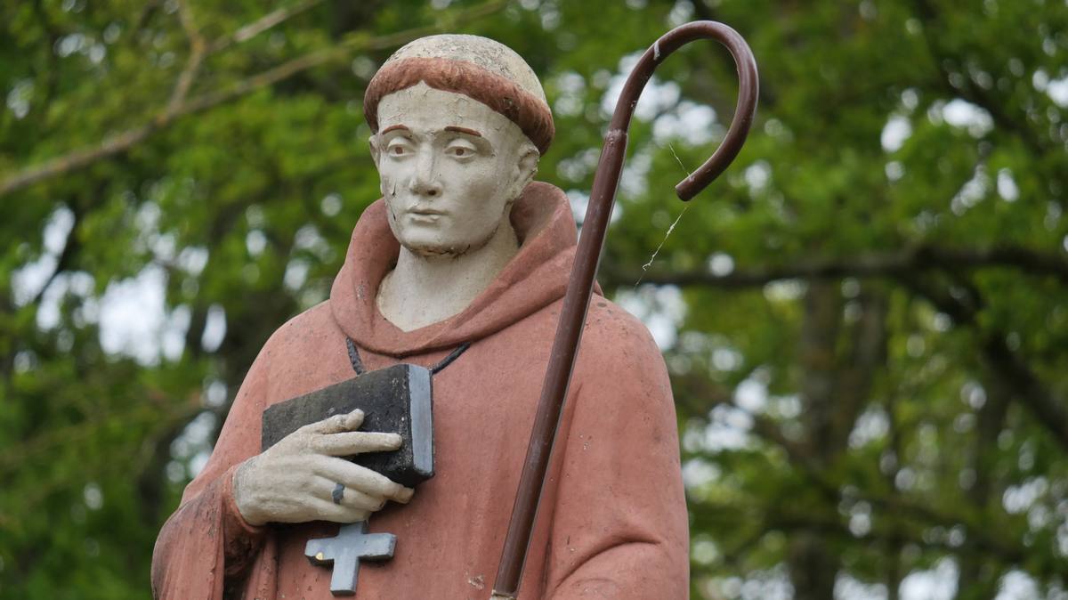 Saint-Benoit, avec sa crosse et sa bible, à l'oratoire de Masserac